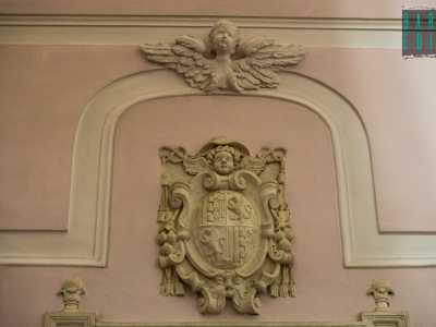 il registro inferiore, pi� sobrio, � ricoperto da intonaci rosati e cartigli in gesso...